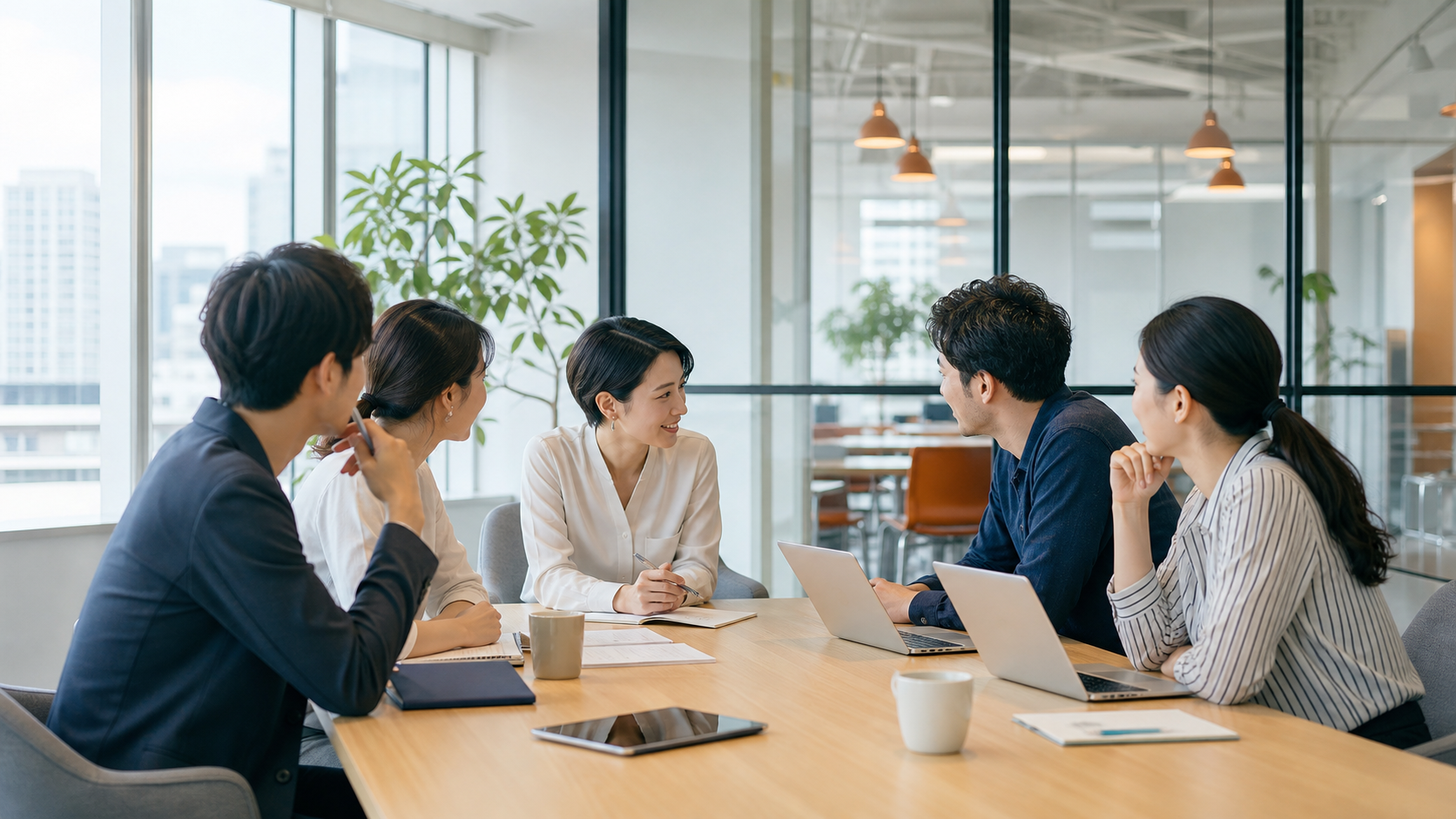 明るい会議室でチームが打ち合わせをしている様子